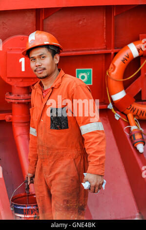 Deutschland Hamburg, philippinische Seemann auf Frachtschiff MV Merwedijk im Hafen / DEUTSCHLAND Hamburg, Philipinnischer Seemann Auf Einem Schiff Im Hafen Stockfoto