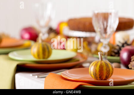 Thanksgiving-Dinner. Saisonale Tischdekoration mit Herbst Blätter, Kerzen und Kürbissen. Stockfoto
