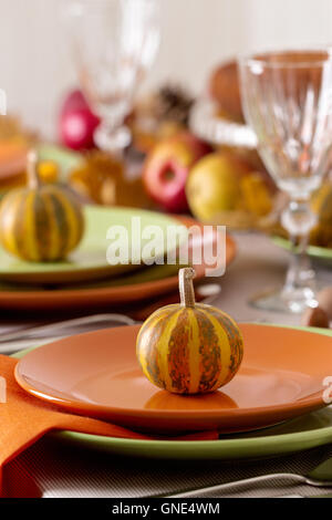 Thanksgiving-Dinner. Saisonale Tischdekoration mit Herbst Blätter, Kerzen und Kürbissen. Stockfoto