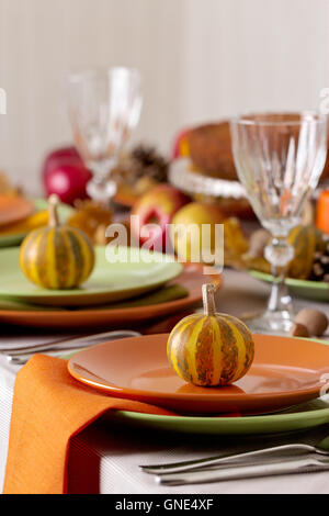 Thanksgiving-Dinner. Saisonale Tischdekoration mit Herbst Blätter, Kerzen und Kürbissen. Stockfoto