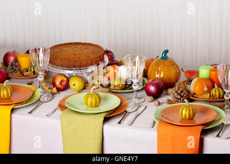 Thanksgiving-Dinner. Saisonale Tischdekoration mit Herbst Blätter, Kerzen und Kürbissen. Stockfoto