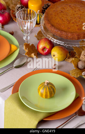 Thanksgiving-Dinner. Saisonale Tischdekoration mit Herbst Blätter, Kerzen und Kürbissen. Stockfoto