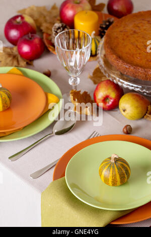 Thanksgiving-Dinner. Saisonale Tischdekoration mit Herbst Blätter, Kerzen und Kürbissen. Stockfoto