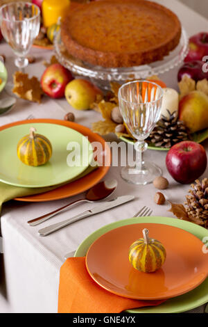 Thanksgiving-Dinner. Saisonale Tischdekoration mit Herbst Blätter, Kerzen und Kürbissen. Stockfoto