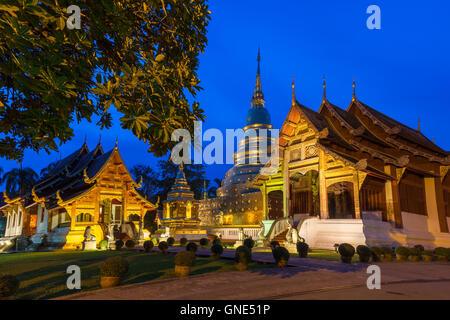 Abenddämmerung Blick auf den Tempel Wat Phra Singh, der am meisten verehrten Tempel in Chiang Mai, Thailand. Stockfoto