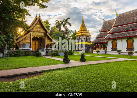 Wat Chiang Man bei Sonnenuntergang, der älteste Tempel in Chiang Mai, Thailand. Stockfoto