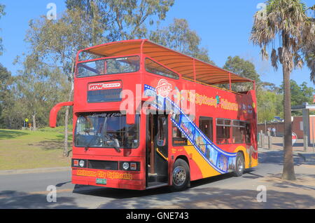 Melbourne-Sightseeing-Bus wartet auf Fluggäste im Zoo von Melbourne in Australien Stockfoto