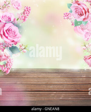 Blumen mit leeren Holzbohlen. Hintergrund. Stockfoto