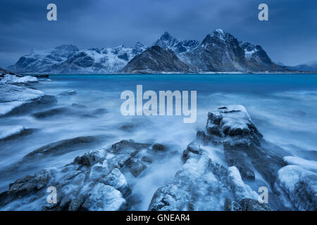 Dunkle Wolken über einem Fjord in der Nähe von Vareid auf den Lofoten in Nord-Norwegen an einem kalten Tag im Winter. Stockfoto