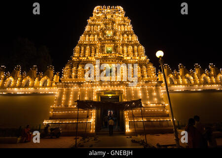 Mysore Palast, eines der bekanntesten touristischen Attraktionen in Indien. Mysore bezeichnet man gemeinhin als die Stadt der Paläste. Stockfoto