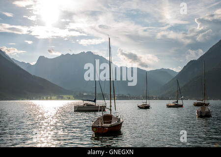 Blick auf die Berge am Achensee in Österreich mit Segelbooten Stockfoto