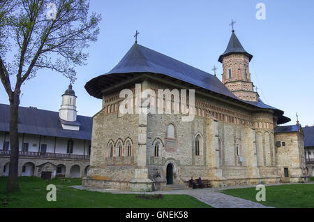 Neamt, Rumänien - 30. April 2014: Mittelalterliche Steinkirche im Kloster Neamt, Nordost-Rumänien Stockfoto