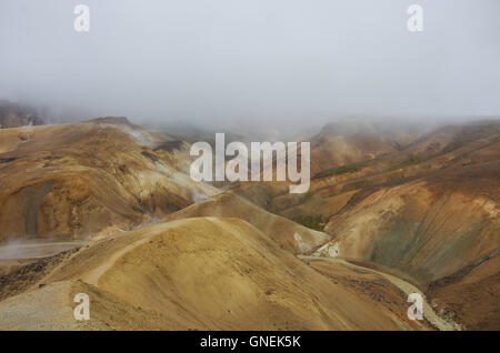 Kerlingarfjoll oder die Grobiane Berge, eine vulkanische Bergkette liegt im Hochland von Island. Dampf von innen die e Stockfoto