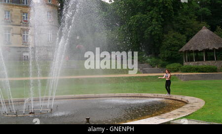 Junge Mädchen Abkühlung im Brunnen in Bagnoles De LOrne Stockfoto