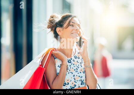 Paris, Frau shopping Avenue Montaigne Stockfoto