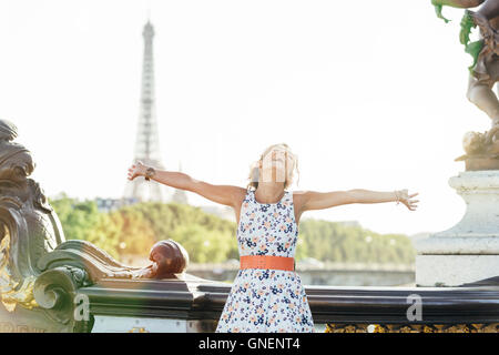 Glückliche Frau Besuch in Paris Stockfoto