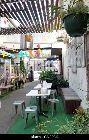 Cafe Stühle und Tische in Winn Lane, Fortitude Valley, Brisbane, Queensland, Australien. Keine PR Stockfoto