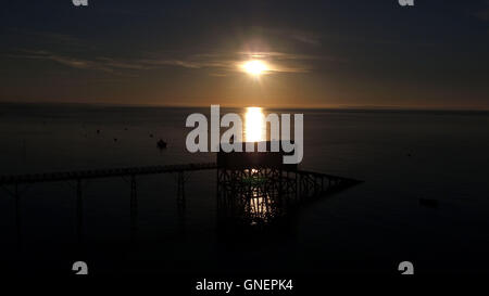 Die Sonne geht über der RNLI Lifeboat Station in Selsey, West Sussex. Stockfoto