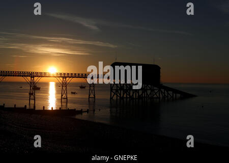 Die Sonne geht über der RNLI Lifeboat Station in Selsey, West Sussex. Stockfoto