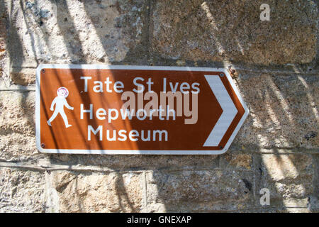 St Ives eine Stadt am Meer in Cornwall England UK Tate und Hepworth Museum Zeichen Stockfoto