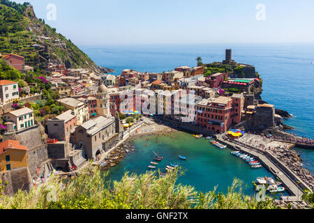Panoramablick auf alten bunten Dorf von Vernazza in Cinque Terre, Italien Stockfoto