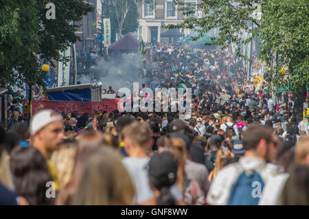 London, UK. 29. August 2016. Massen strömen, um den 50. Notting Hill Carnival auf Bank Holiday Montag zu sehen. Bildnachweis: Guy Bell/Alamy Live-Nachrichten Stockfoto