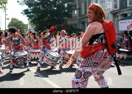 London, UK.  29. August 2016.  BATALA London treten bei Europas größten Straßenfest, Notting Hill Carnival.  Die zweite zweitägige Straßenfest, wo Mitglieder der Öffentlichkeit führen Sie Musik und Tanz, gekleidet in bunten Kostümen, in einem Karnevalsumzug.   Nehmen sie Teil am Fuß oder Reiten auf bunten schwebt durch die Straßen voll mit Zuschauern. Die riesigen Festgelände mit viele Imbissstände und Bühnen-Hosting-live-Bands, füllt die Straßen mit Menschen genießen die Bank Holiday.   Bliss Lane/Alamy Live-Nachrichten Stockfoto