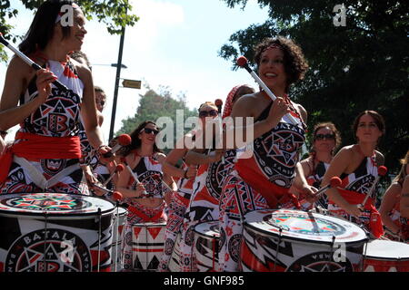 London, UK.  29. August 2016.  BATALA London treten bei Europas größten Straßenfest, Notting Hill Carnival.  Die zweite zweitägige Straßenfest, wo Mitglieder der Öffentlichkeit führen Sie Musik und Tanz, gekleidet in bunten Kostümen, in einem Karnevalsumzug.   Nehmen sie Teil am Fuß oder Reiten auf bunten schwebt durch die Straßen voll mit Zuschauern. Die riesigen Festgelände mit viele Imbissstände und Bühnen-Hosting-live-Bands, füllt die Straßen mit Menschen genießen die Bank Holiday.   Bliss Lane/Alamy Live-Nachrichten Stockfoto