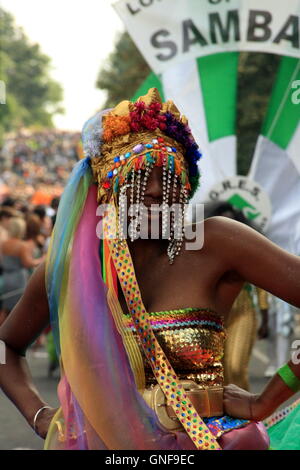 London, UK.  29. August 2016.  Europas größte Straßenfest, Notting Hill Carnival.  London Schule der Samba nehmen in der Sekunde des zweitägigen Straßenfest, wo Mitglieder der Öffentlichkeit Musik und Tanz, gekleidet in bunten Kostümen, in einem Karnevalszug, Teil. Nehmen sie Teil am Fuß oder Reiten auf bunten schwebt durch die Straßen voll mit Zuschauern. Die riesigen Festgelände mit viele Imbissstände und Bühnen-Hosting-live-Bands, füllt die Straßen mit Menschen genießen die Bank Holiday.   Bliss Lane/Alamy Live-Nachrichten Stockfoto