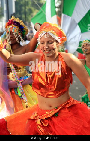 London, UK.  29. August 2016.  Europas größte Straßenfest, Notting Hill Carnival.  London Schule der Samba nehmen in der Sekunde des zweitägigen Straßenfest, wo Mitglieder der Öffentlichkeit Musik und Tanz, gekleidet in bunten Kostümen, in einem Karnevalszug, Teil. Nehmen sie Teil am Fuß oder Reiten auf bunten schwebt durch die Straßen voll mit Zuschauern. Die riesigen Festgelände mit viele Imbissstände und Bühnen-Hosting-live-Bands, füllt die Straßen mit Menschen genießen die Bank Holiday.   Bliss Lane/Alamy Live-Nachrichten Stockfoto