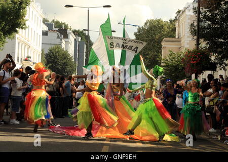 London, UK.  29. August 2016.  Europas größte Straßenfest, Notting Hill Carnival.  London Schule der Samba nehmen in der Sekunde des zweitägigen Straßenfest, wo Mitglieder der Öffentlichkeit Musik und Tanz, gekleidet in bunten Kostümen, in einem Karnevalszug, Teil. Nehmen sie Teil am Fuß oder Reiten auf bunten schwebt durch die Straßen voll mit Zuschauern. Die riesigen Festgelände mit viele Imbissstände und Bühnen-Hosting-live-Bands, füllt die Straßen mit Menschen genießen die Bank Holiday.   Bliss Lane/Alamy Live-Nachrichten Stockfoto