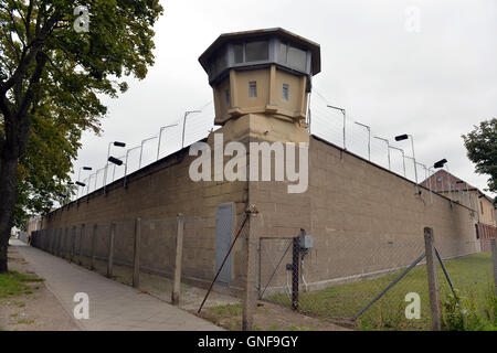 Berlin, Deutschland. 23. August 2016. Der Wachturm an den Außenwänden der Stasi-Gefängnis-Gedenkstätte Berlin-Hohenschonhausen in Berlin, Deutschland, 23. August 2016. Foto: Maurizio Gambarini/Dpa/Alamy Live News Stockfoto