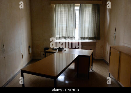 Berlin, Deutschland. 23. August 2016. Blick in einen Verhörraum im Stasi-Gefängnis-Gedenkstätte Berlin-Hohenschonhausen in Berlin, Deutschland, 23. August 2016. Foto: Maurizio Gambarini/Dpa/Alamy Live News Stockfoto