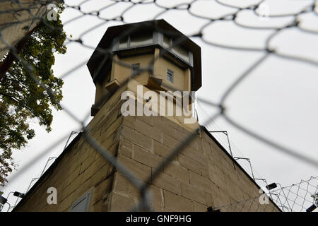 Berlin, Deutschland. 23. August 2016. Der Wachturm an den Außenwänden der Stasi-Gefängnis-Gedenkstätte Berlin-Hohenschonhausen in Berlin, Deutschland, 23. August 2016. Foto: Maurizio Gambarini/Dpa/Alamy Live News Stockfoto