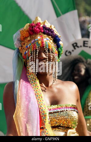 London, UK.  29. August 2016.  Europas größte Straßenfest, Notting Hill Carnival.  London Schule der Samba nehmen in der Sekunde des zweitägigen Straßenfest, wo Mitglieder der Öffentlichkeit Musik und Tanz, gekleidet in bunten Kostümen, in einem Karnevalszug, Teil. Nehmen sie Teil am Fuß oder Reiten auf bunten schwebt durch die Straßen voll mit Zuschauern. Die riesigen Festgelände mit viele Imbissstände und Bühnen-Hosting-live-Bands, füllt die Straßen mit Menschen genießen die Bank Holiday.   Bliss Lane/Alamy Live-Nachrichten Stockfoto