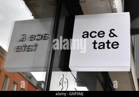 Berlin, Deutschland. 23. August 2016. Das Logo der niederländischen Marke "Ace und Tate" Brille im Flagshipstore der Marke in Neue Schonhauser Strasse in Berlin, Deutschland, 23. August 2016. Foto: Jens Kalaene/Dpa/Alamy Live News Stockfoto