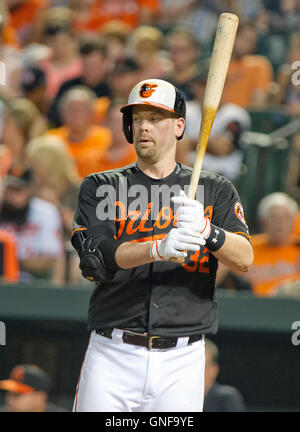 Baltimore, uns. 19. August 2016. Baltimore Orioles Catcher Matt Wieters (32) im dritten Inning gegen die Houston Astros im Oriole Park at Camden Yards in Baltimore, MD am Freitag, 19. August 2016 Fledermäuse. Das Astros gewann das Spiel 15: 8. Bildnachweis: Ron Sachs/CNP - NO WIRE SERVICE - © Dpa/Alamy Live-Nachrichten Stockfoto