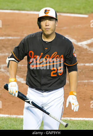 Baltimore, uns. 19. August 2016. Baltimore Orioles linker Feldspieler Hyun Soo Kim (25) auf die Trainerbank zurück nach Streichung im zweiten Inning gegen die Houston Astros im Oriole Park at Camden Yards in Baltimore, MD am Freitag, 19. August 2016. Das Astros gewann das Spiel 15: 8. Bildnachweis: Ron Sachs/CNP - NO WIRE SERVICE - © Dpa/Alamy Live-Nachrichten Stockfoto