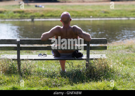 Wimbledon London, UK. 30. August 2016. Menschen genießen den Sonnenschein und warmem Wetter auf Wimbledon Common Credit: Amer Ghazzal/Alamy Live-Nachrichten Stockfoto