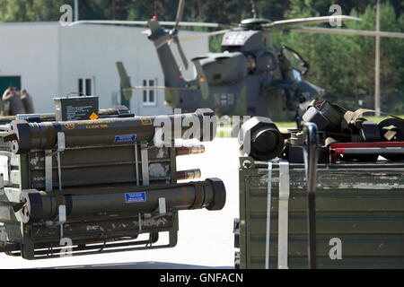 Werdeck, Deutschland. 30. August 2016. Ein Tiger-Hubschrauber der Bundeswehr Kampf Hubschrauber Regiment 36 "Kurhessen" von Fritzlar wird mit Munition geladen, während Schießübungen an der Oberlausitz militärische Übungsgelände in der Nähe von Werdeck, Deutschland, 30. August 2016. Die Übung fand im Zusammenhang mit einer geplanten Schießübungen mit bewaffneten Waffen. Foto: ARNO BURGI/Dpa/Alamy Live-Nachrichten Stockfoto