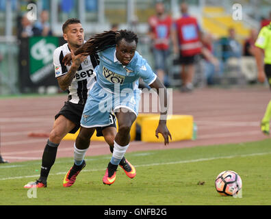 Dani Alves und Jordan Lukaku während der italienischen Serie A-Fußball Spiel zwischen S.S. Lazio Rom und Juventus F.C. im Olympiastadion in Rom, am 27. august, 2016. Stockfoto