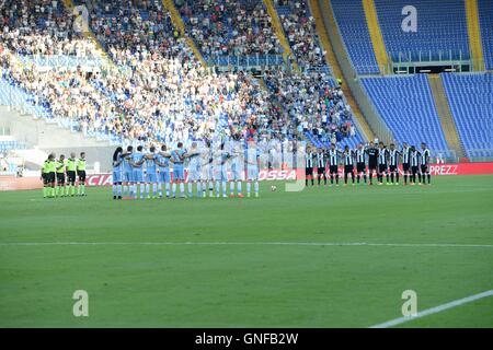 Juventus F.C. und S.S. Lazio zum Einsatz im Mittelfeld in Gedenken an die Opfer des Erdbebens in Italien Mitte während der italienischen Serie A Fußballspiel zwischen S.S. Lazio Rom und Juventus F.C. im Olympiastadion in Rom, am 27. august, 2016. Stockfoto