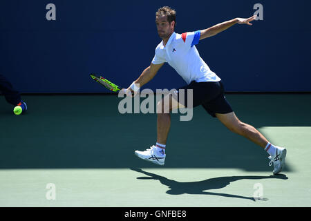 Flushing Meadows, New York, USA. 29. August 2016. US Open Tennis Championships. Ausbildung und Qualifizierung. Richard Gasquet (FRA) wird von Kyle Edmund (GBR) Kredit geschlagen: Action Plus Sport/Alamy Live News Stockfoto