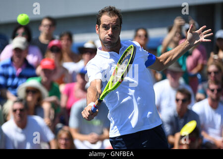 Flushing Meadows, New York, USA. 29. August 2016. US Open Tennis Championships. Ausbildung und Qualifizierung. Richard Gasquet (FRA) wird von Kyle Edmund (GBR) Kredit geschlagen: Action Plus Sport/Alamy Live News Stockfoto