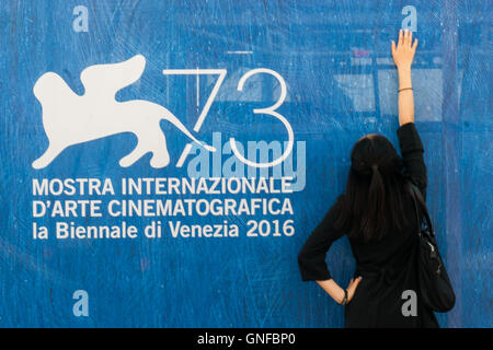 Venedig, Italien. 30. August 2016. Ein Besucher emuliert die Abbildung des Banners der 73. Filmfestspiele von Venedig. Bildnachweis: Simone Padovani / Erwachen / Alamy Live News Stockfoto