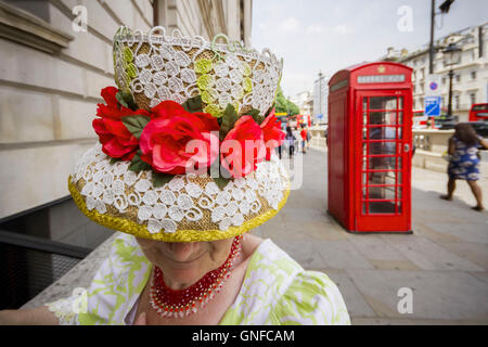 London, UK. 30. August 2016. UK-Wetter: Rote Blumenhut. Londoner genießen die Stadt Hitzewelle Credit: Guy Corbishley/Alamy Live News Stockfoto