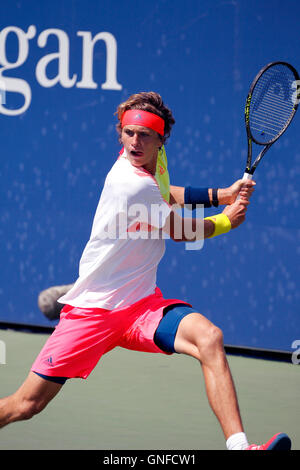 New York, USA. 30. August 2016. Alexander Zverev Deutschlands in seinem ersten Vorrundenspiel gegen Landsmann Daniel Brands in den Vereinigten Staaten Open Tennis Championships in Flushing Meadows, New York am Dienstag, den 30. August. Bildnachweis: Adam Stoltman/Alamy Live-Nachrichten Stockfoto