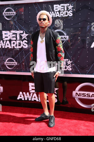 Los ANGELES, CA - 28. JUNI: Chris Brown nimmt am 28. Juni 2015 im Microsoft Theatre in Los Angeles, Kalifornien, an den BET Awards 2015 fest. Kredit: P.Michele/MediaPunch Stockfoto