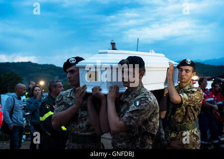 Amatrice, Italien. 30. August 2016. Soldaten tragen den Sarg ein Erdbeben-Opfer nach einer Beerdigung in Amatrice, Italien, die 30. August 2016. Eine Trauerfeier fand hier am Dienstag für die Opfer aus den am schlimmsten betroffenen Stadt Amatrice, statt, wo die Zahl der Todesopfer auf 231 gestiegen ist. Die Zahl der Todesopfer des Erdbebens tödliche gemessen 6.0 italienischen Zivilschutz am Montagabend sagte Größenordnung in Mittelitalien auf 292, gestiegen. Bildnachweis: Fabrizio Di Nucci/Xinhua/Alamy Live-Nachrichten Stockfoto