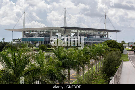 Miami Gardens, Florida, USA. 17. August 2016. Miami Dolphins Home Hard Rock Stadium in Miami Gardens, Florida am 17. August 2016 benannt werden. © Allen Eyestone/der Palm Beach Post/ZUMA Draht/Alamy Live-Nachrichten Stockfoto